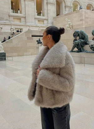 Luxurious faux fur jacket – Stylish, cozy and timeless