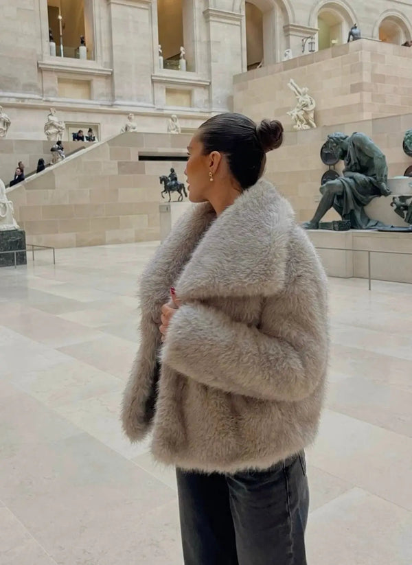 Luxurious faux fur jacket – Stylish, cozy and timeless