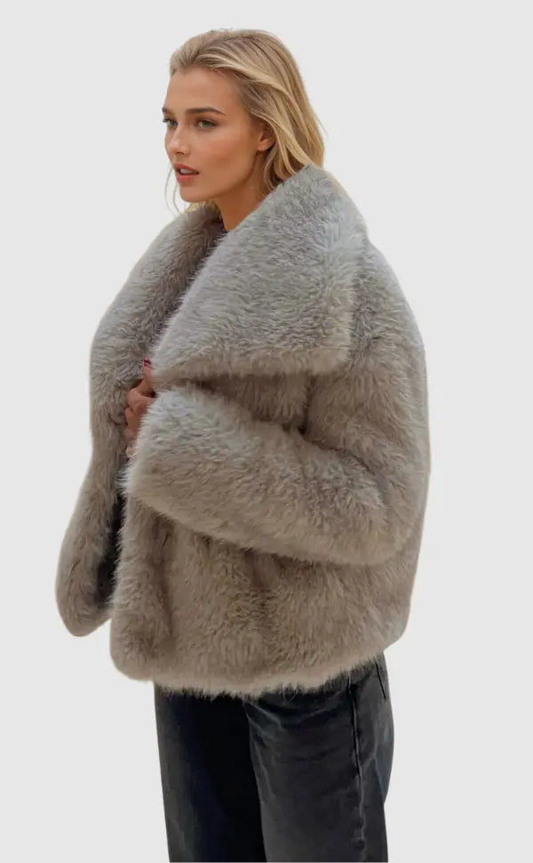 Luxurious faux fur jacket – Stylish, cozy and timeless